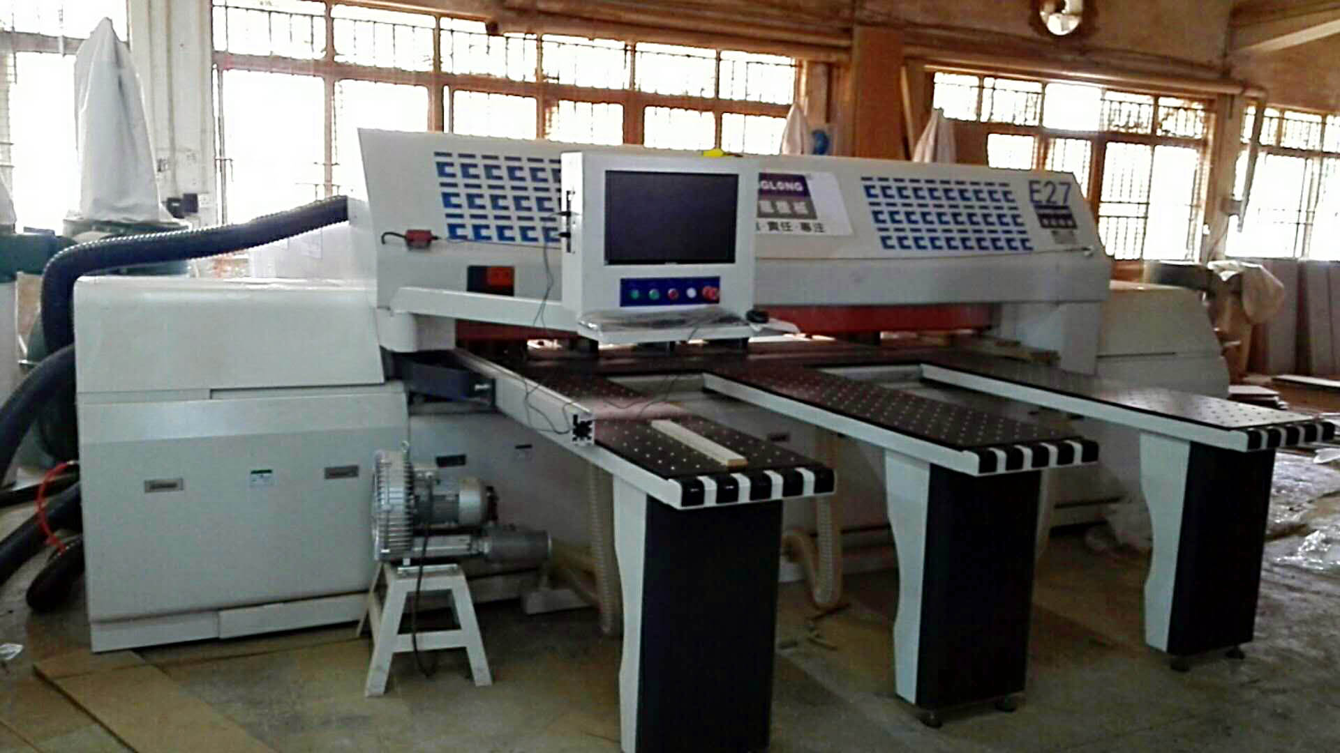 電子鋸調(diào)試現(xiàn)場(chǎng) (3)